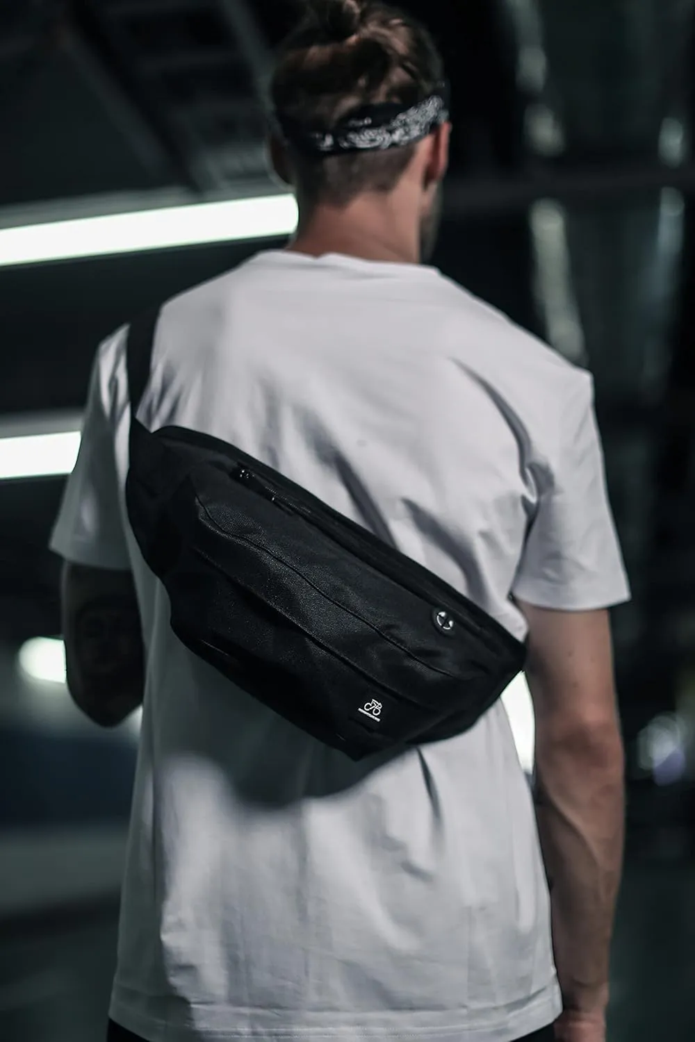Fanny Packs for Women & Men Unisex Waist Bag Pack with Headphone Jack and Zipper Adjustable Strap Black Fanny Pack for Outdoors & Gym (fanny pack).